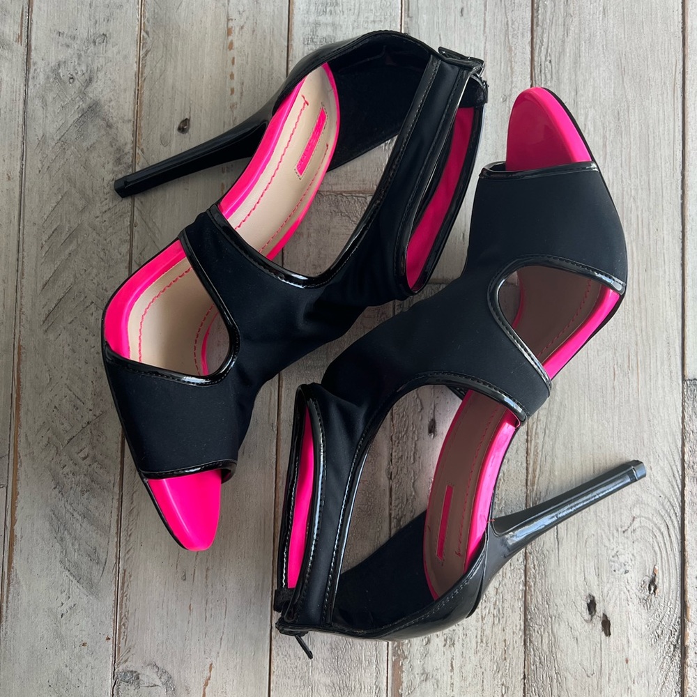 BCBG Black Pumps with hot pink details size 8.5 👠